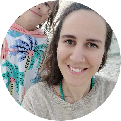 Jasina Ouahid mit ihrem Kind am Meer