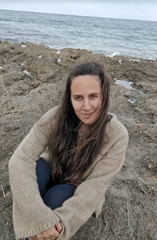 Jasina Ouahid an einer felsigen Küste